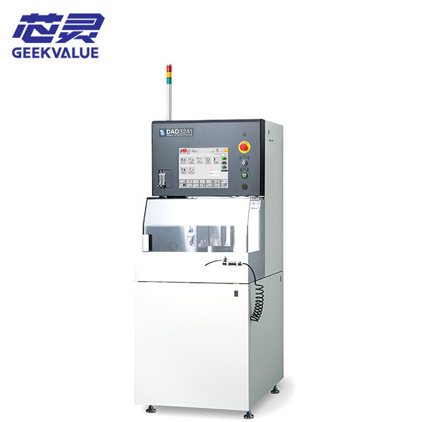 Semiconductor wafer dicing saw for controlled die singulation